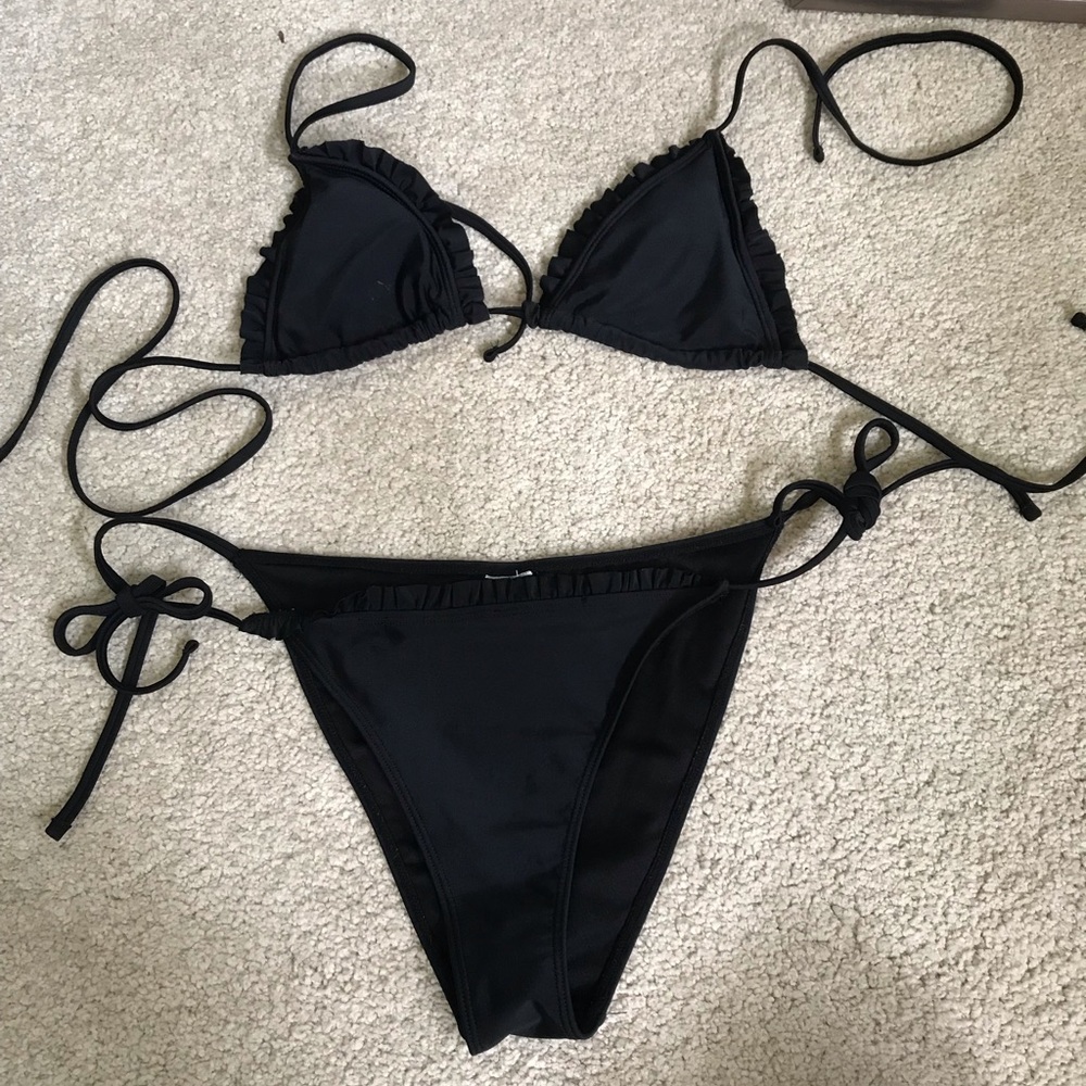 BLACK SWIMSUIT